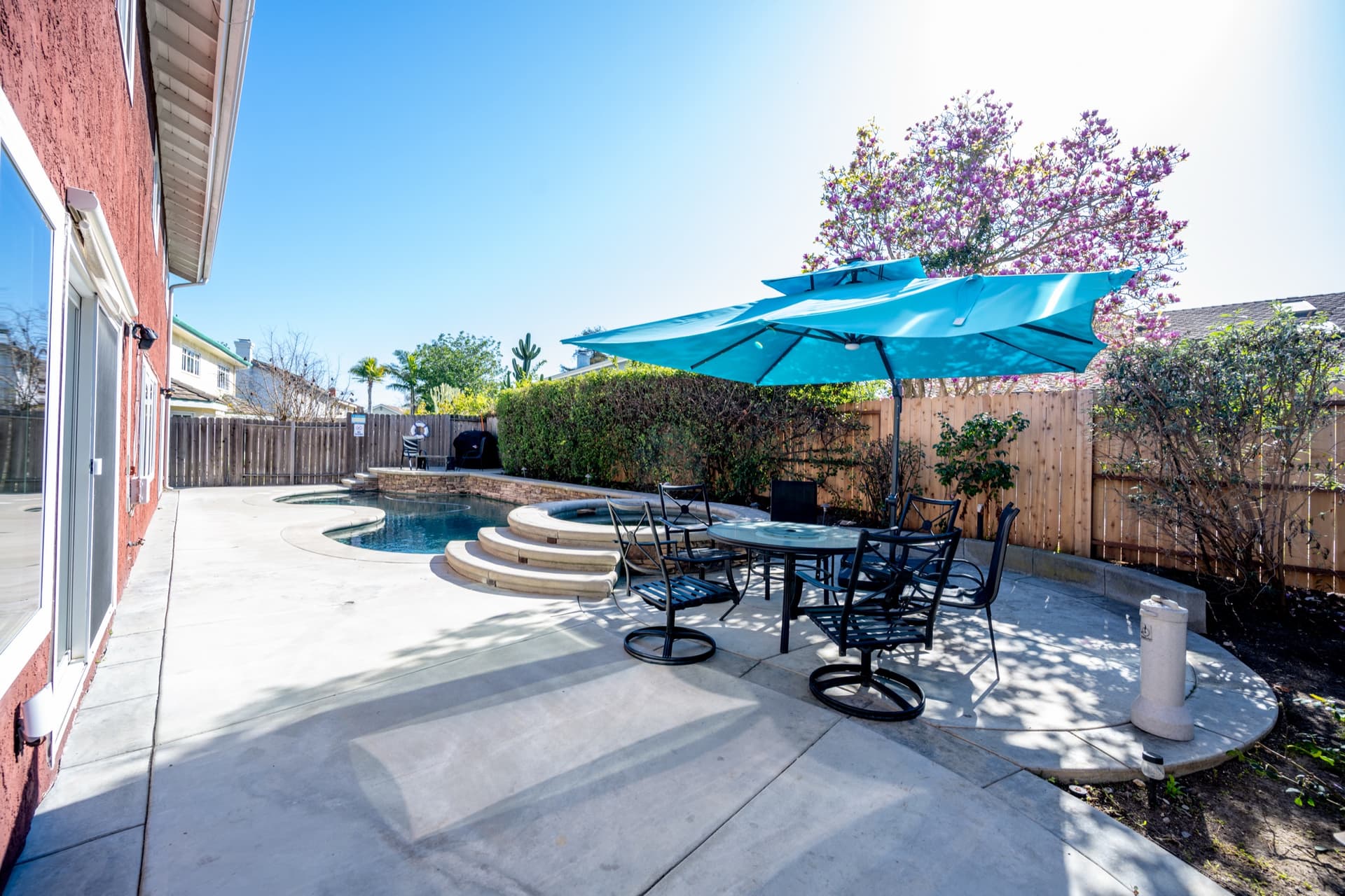 Shaded patio dining in the backyard at Ocean Coast Recovery